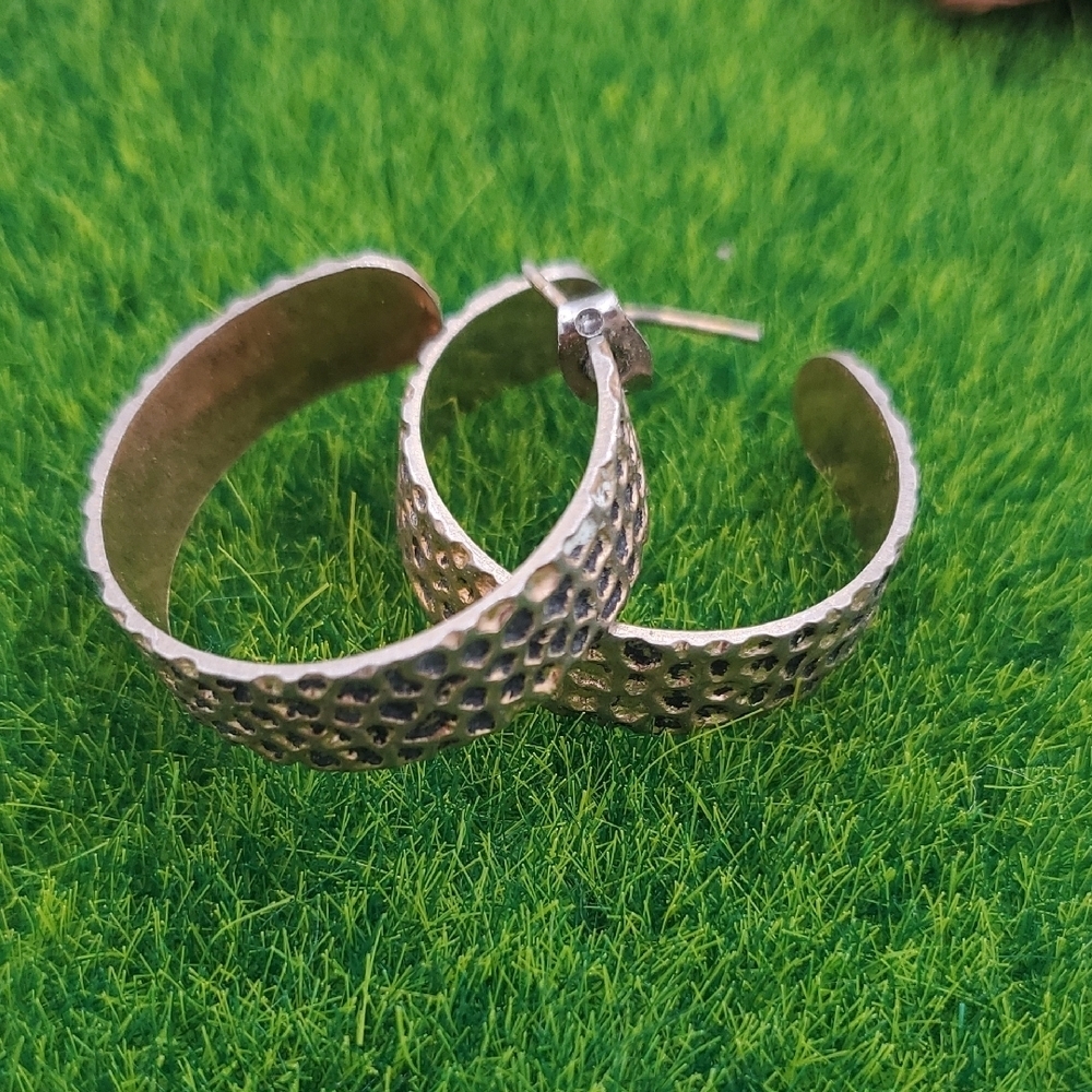 Cobbled E1002 Elegant Gold Tone Hoop Earrings